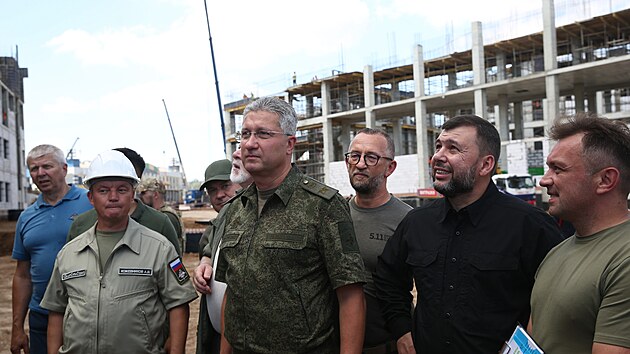 Nmstek ruskho ministra obrany Timur Ivanov pi nvtv Ruskem okupovanho Mariupolu (12. srpna 2024)