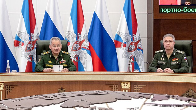 Rusk ministr obrany Sergej ojgu a jeho nmstci Ruslan Cjalikov a Timur Ivanov se astn setkn velitel ruskch ozbrojench sil. (26. prosince 2023)