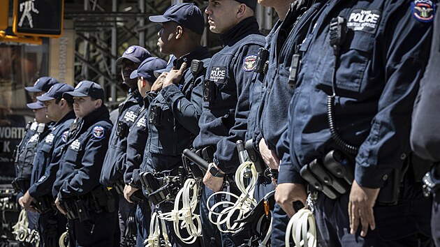 Policist u propalestinskho protestnho tbora na Kolumbijsk univerzit v New Yorku (22. dubna 2024)