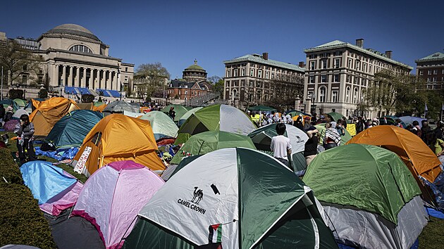 Propalestinsk demonstran tbor na Kolumbijsk univerzit v New Yorku (22. dubna 2024)