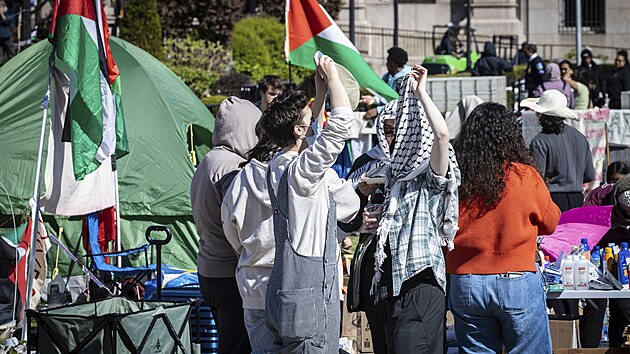 Studenti protestuj na podporu Palestinc v Psmu Gazy na Kolumbijsk univerzit v New Yorku. (22. dubna 2024)