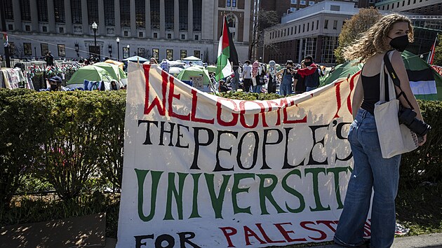 Propalestinsk demonstran tbor na Kolumbijsk univerzit v New Yorku (22. dubna 2024)