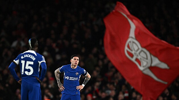 Zklamaní fotbalisté Chelsea bhem utkání na Arsenalu.