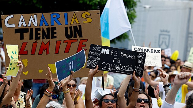 Kanrsk ostrovy maj svj limit, hlsaj slogany na protestu proti turismu na Tenerife (20. dubna 2024)