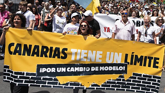 Kanrsk ostrovy maj svj limit, hlsaj slogany na protestu proti turismu na Tenerife (20. dubna 2024)