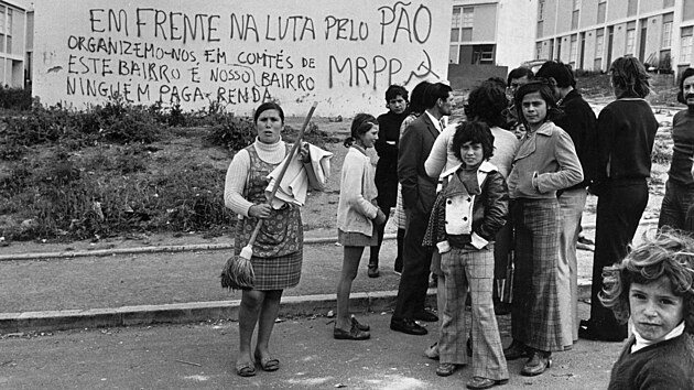 V ulicch Lisabonu a dalch mst vyly do ulic tisce lid, kte se tam msili s vojky. (5. kvtna 1974)