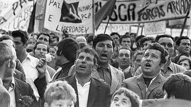 Lid se shromdili s plakty a vlajkami po socialistickm vojenskm pevratu v Portugalsku. (8. kvtna 1974)