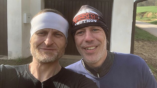 Jakub Krypn (vlevo) u lta trp roztrouenou sklerzou, v minulosti poteboval invalidn vozk, ale v poslednch letech bh a dokonce trnuje na maraton. (Duben 2024) 