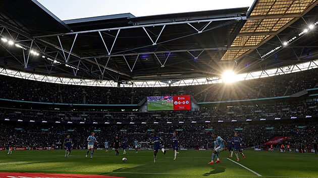 Momentka ze semifinlovho utkn Anglickho pohru mezi Manchesterem City a Chelsea, kter se hrlo v londnskm Wembley.