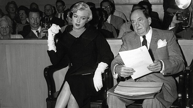 Na rozvodovém slyšení se svým manželem Joem DiMaggiem oblékla Marylin Monroe šaty, které přitáhly víc pozornosti než rozvod samotný.
