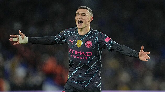 Phil Foden slaví branku v utkání proti Brightonu,