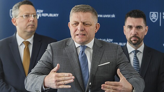 Slovenský premiér Robert Fico (uprosted). Za ním stojí ministr financí...