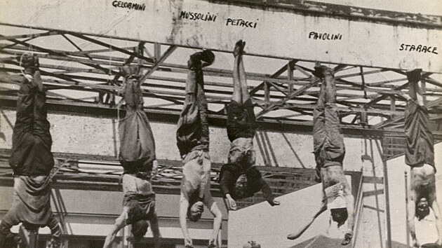 Italsk dikttor Benito Mussolini byl i se svou milenkou Clarou Petacci a dalmi faisty zabit italskmi partyzny. Ti jejich tla nsledn povsili na benzince v Miln. (29. dubna 1945)