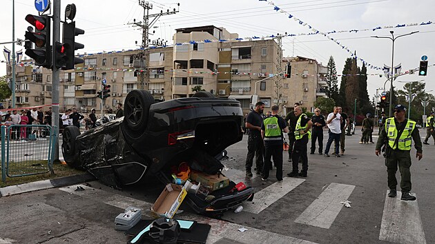 Izraelsk policie vyetuje nehodu ministra nrodn bezpenosti Itamara Ben Gvira ve mst Ramla. (26. dubna 2024)