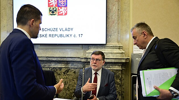 Ministr financ Zbynk Stanjura, ministr prmyslu a obchodu Jozef Skela a ministr ivotnho prosted Petr Hladk na jednn vldy 24. dubna 2024.
