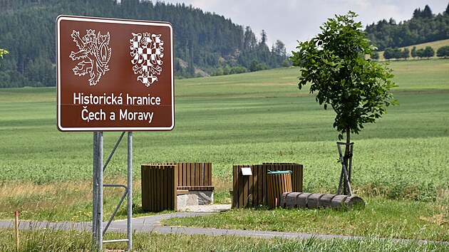 Vyznačená historická hranice Čech a Moravy nedaleko Červené Vody na Králicku