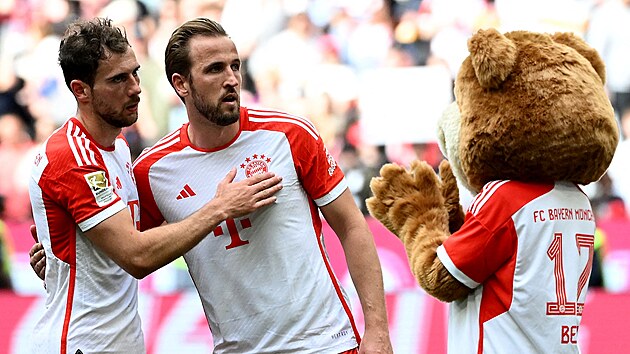 Harry Kane a Leon Goretzka (vlevo) z Bayernu slaví výhru nad Frankfurtem s...