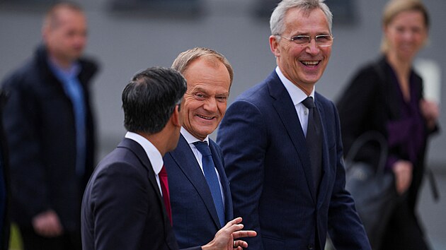 Britsk premir Rishi Sunak spolu s polskm premirem Donaldem Tuskem a generlnm tajemnkem NATO Jensem Stoltenbergem pi setkn ve Varav (23. dubna 2024)