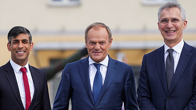 Britsk premir Rishi Sunak spolu s polskm premirem Donaldem Tuskem a generlnm tajemnkem NATO Jensem Stoltenbergem pi setkn ve Varav (23. dubna 2024)