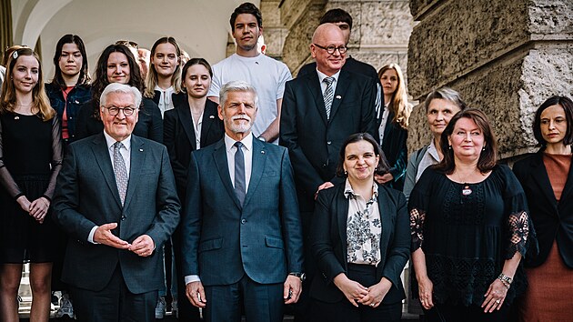 Prezident Petr Pavel a jeho nmeck protjek Frank-Walter Steinmeier uctili pamtku obt prosincov stelby na Filozofick fakult Univerzity Karlovy. (29. dubna 2024)