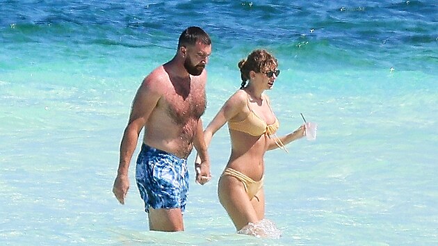 Zpvaka Taylor Swift a jej partner Travis Kelce (Bahamy, 21. bezna 2024)