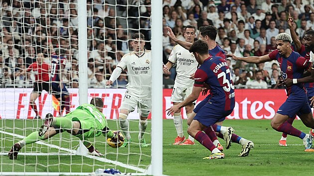 Brank Realu Madrid Andrij Lunin vyr po zmatcch ve vpn m na rohov kop.
