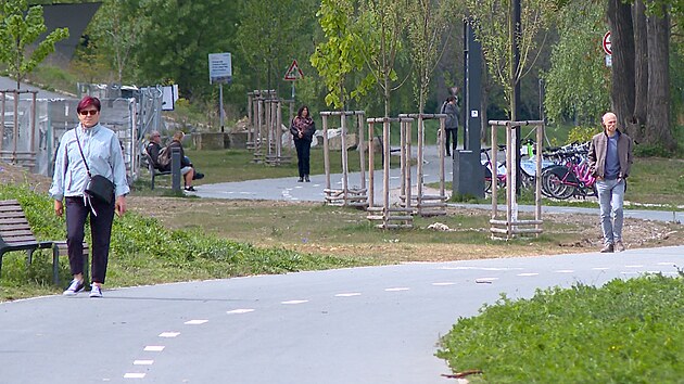 Cyklist a chodci mohou v praskch Holeovicch vyut podl Vltavy novou...