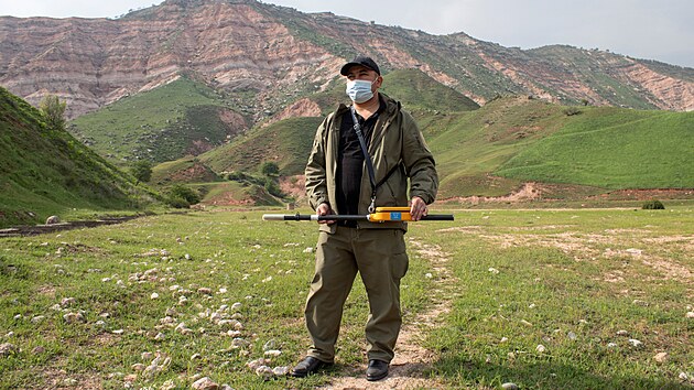 Nestabiln odkalit u msta Majluu-Suu, kter v Kyrgyzstnu vznikla po tb uranov rudy v dobch Sovtskho svazu, hroz zamoenm eky a nejlidnatj oblasti ve Stedn Asii. Na snmku chemick inenr Islambek Altymyshev (20. dubna 2024)