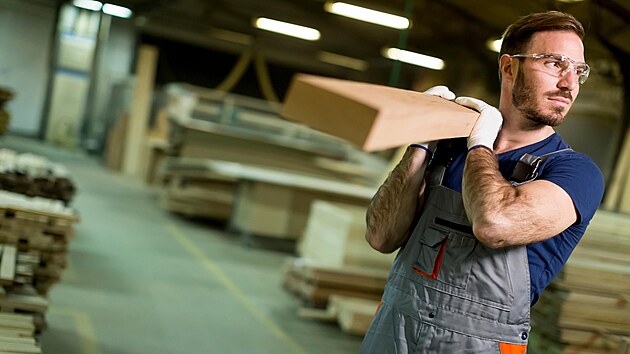 V Česku pracují za minimální mzdu především lidé s nízkou kvalifikací. V příštím roce jim budou muset zaměstnavatelé přidat. Minimální měsíční mzda pro rok 2026 se zvyšuje z letošních 20 800 korun na 22 400 korun, tedy o 1 600 korun. Minimální mzda se však netýká jen levé pracovní síly. Polepší si tím i veřejné rozpočty a patrné budou i další dopady. Pro koho je zvýšení minimální mzdy příznivá zpráva a koho naopak čekají vyšší výdaje? V Česku pracují za minimální mzdu především lidé s nízkou kvalifikací. V příštím roce jim budou muset zaměstnavatelé přidat. Minimální měsíční mzda pro rok 2026 se zvyšuje z letošních 20 800 korun na 22 400 korun, tedy o 1 600 korun. Minimální mzda se však netýká jen levé pracovní síly. Polepší si tím i veřejné rozpočty a patrné budou i další dopady. Pro koho je zvýšení minimální mzdy příznivá zpráva a koho naopak čekají vyšší výdaje?