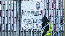 Transparent na plot, kterým fanouci Brna vyjádili nesouhlas se stavem klubu.