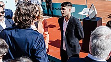 Carlos Alcaraz pi prezentaci tenisového turnaje v Madridu.