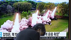 Lidé na nádraí v jihokorejském Soulu sledují severokorejské manévry, které...