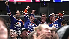 Fanouci Edmonton Oilers se radují z gólu proti Los Angeles Kings.