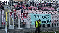 Fanouci Zbrojovky Brno protestují proti Václavu Bartokovi bhem zápasu s...