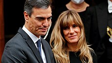 panlský premiér Pedro Sánchez a jeho manelka Begona Gomezová odcházejí po...