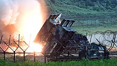 Americký armádní taktický raketový systém (ATACMS) odpaluje raketu na východním...