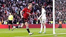 Dánský útoník Rasmus Höjlund z Manchesteru United slaví rozhodující penaltu v...