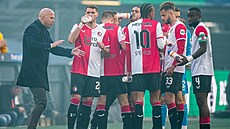 Týmová porada fotbalist Feyenoordu v pohárovém finále proti Nijmegenu.