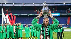 Arne Slot s trofejí pro vítze Nizozemského poháru.