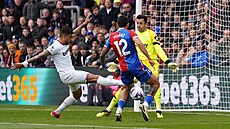 Obránce Emerson Palmieri z West Hamu (vlevo) si stílí vlastní gól v utkání...