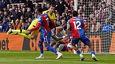 Útoník Michael Olise z Crystal Palace stílí gól v utkání proti West Hamu.