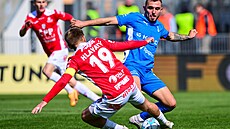 Pardubický záloník Michal Hlavatý a Tomá Ladra z Mladé Boleslavi