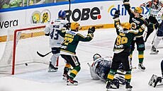 Vsetíntí hokejisté se radují z gólu v baráovém utkání proti Kladnu.