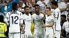 Fotbalisté Realu Madrid se radují z gólu, který vstelil Vinícius Junior...