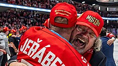 Prezident hokejového Tince Ján Moder se po dalím získaném titulu objímá se...