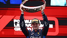 Max Verstappen s trofejí pro vítze Velké ceny íny.