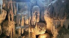Grotta pod zámkem v Lednici na Beclavsku je nejvtí umlou jeskyní s krápníky...