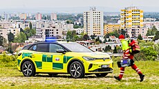 Zdravotnická záchranná sluba Kralovéhradeckého kraje vyuívá nový elektromobil...