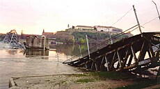 Následky náletu NATO v dubnu 1999 kvli sporu o Kosovo. Na snímku zniený most...