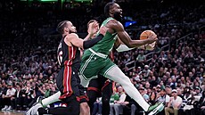 Jaylen Brown (vpravo) z Bostonu bránný Calebem Martinem z Miami.